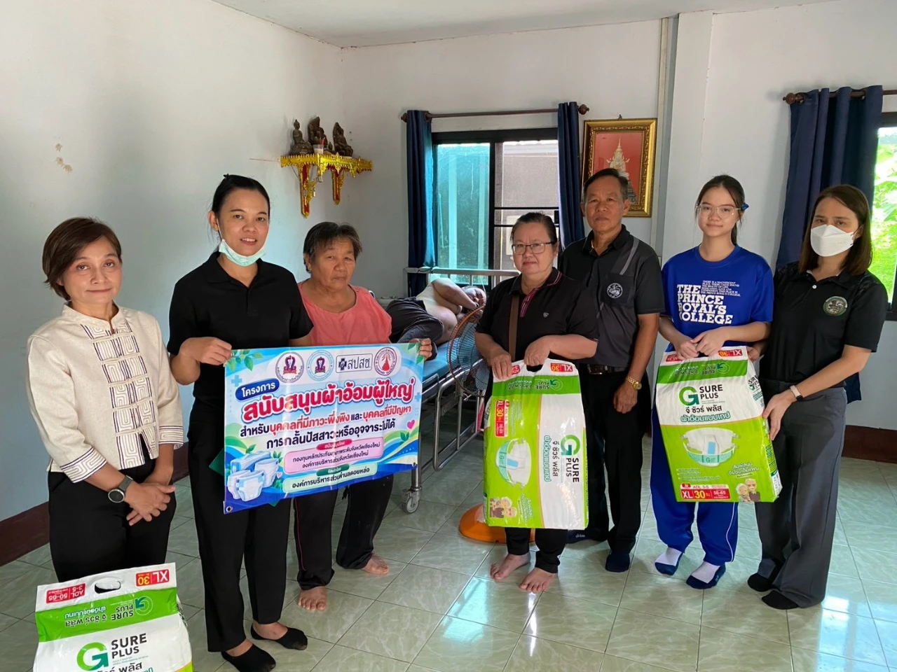 กองสาธารณสุขและสิ่งแวดล้อม งานพัฒนาชุมชน สำนักปลัด องค์การบริหารส่วนตำบลดอยหล่อ มอบผ้าอ้อมผู้ใหญ่ ให้แก่ผู้ที่มีภาวะพึ่งพิงในตำบลดอยหล่อ จำนวน 13 ราย